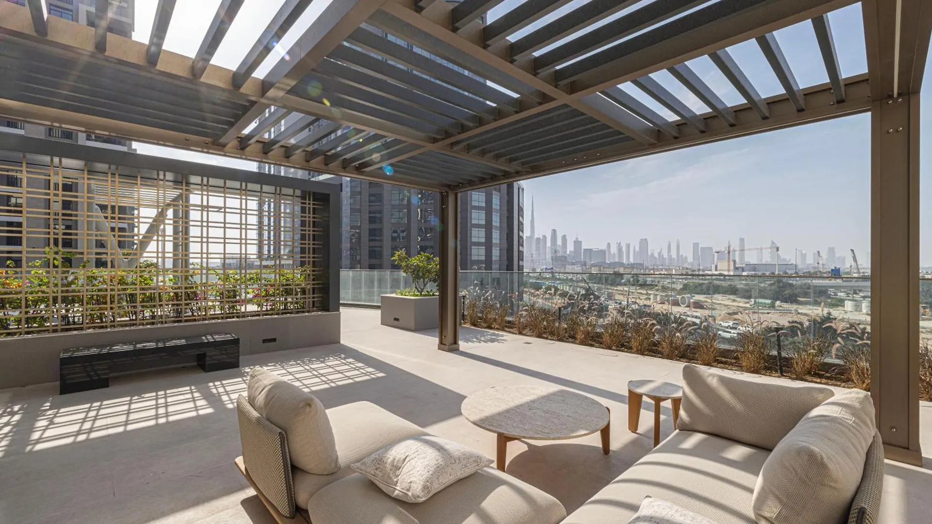 Appartamento High-End 1Br-Panoramic Views, Pool With Burj Khalifa View, Padel & Rooftop Bbq Experience Dubai