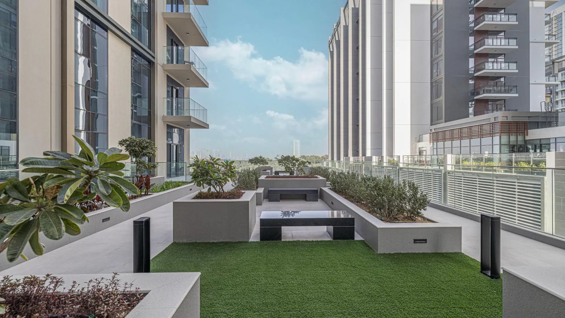 Appartamento High-End 1Br-Panoramic Views, Pool With Burj Khalifa View, Padel & Rooftop Bbq Experience Dubai
