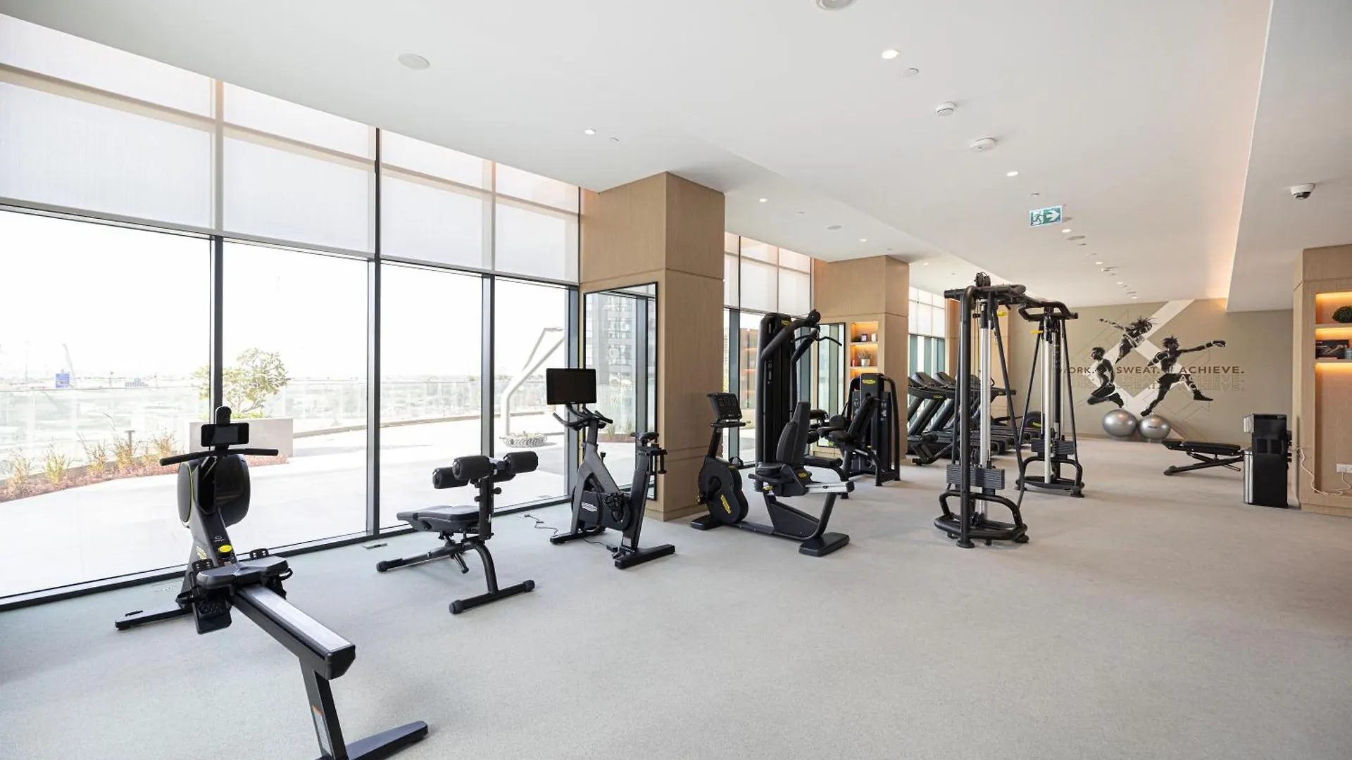 Appartamento High-End 1Br-Panoramic Views, Pool With Burj Khalifa View, Padel & Rooftop Bbq Experience Dubai